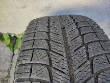 1 pneu hiver 215-45R17 Michelin X-Ice. Excellent état.Usure 9/32