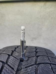 1 pneu hiver 215-45R17 Michelin X-Ice. Excellent état.Usure 9/32 - Photo 2