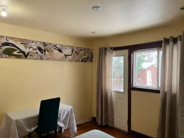 BRIGHT ROOM MAIN FL-50m TO PLAZA STEELES AND BATHURST NEAR BUS