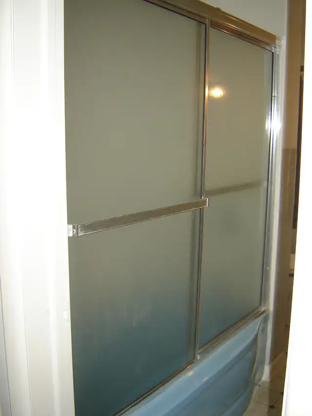 Glass shower doors for bathtub