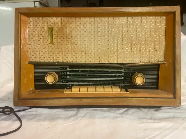 Goplana Vintage Mid-Century Polish Tabletop Tube Radio (OBO)