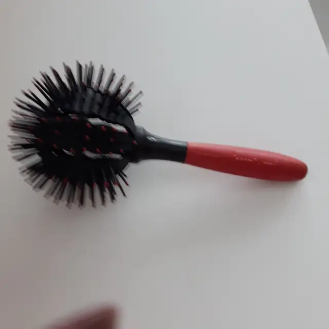 2 BROCHES À CHEVEUX KURL MI 9'LONG ROUGE NOIR: $5.00 CHACUNE