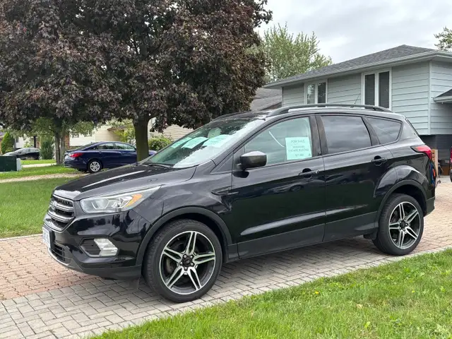 2019 Black Ford Escape SLE FWD