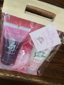 COFFRECADEAUNEUFJASMINE:LOTION HYDRATANTE,GELMOUSSAN ÉPONGE$10.0