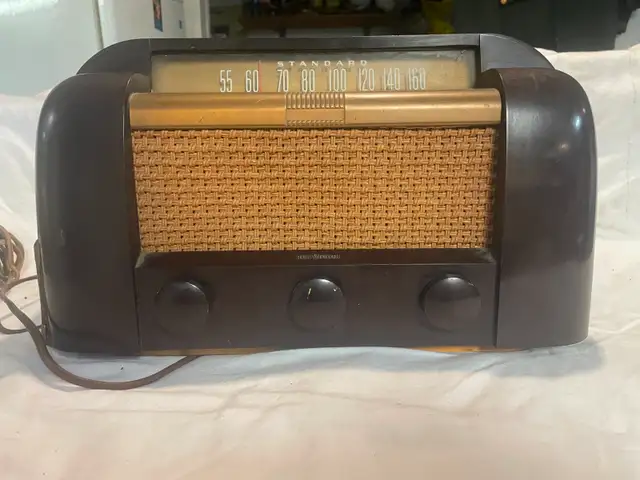 Vintage 1946 RCA Victor Model 66X1 Bakelite Radio (OBO)