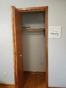 Female Roomate - Photo 3
