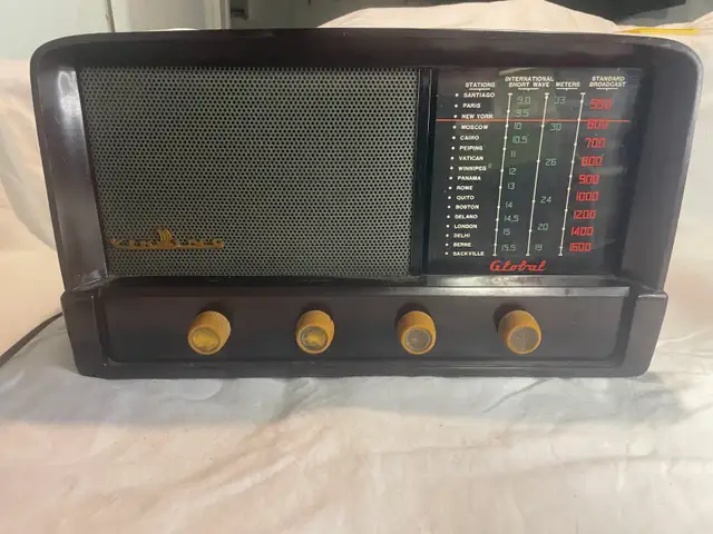 Vintage Viking Model 54-18R Tube Radio - TESTED Powers On (OBO)