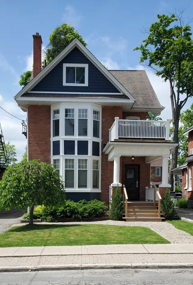 BACHELOR SUBLET WITH ENSUITE IN BEAUTIFUL VICTORIAN HOME