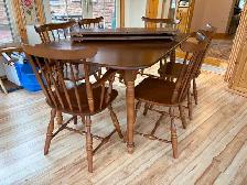 Table Set - Photo 3