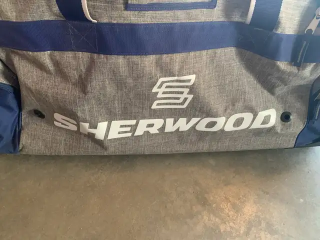 hockey bag with wheels