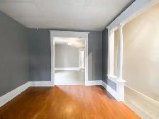 Bright, Spacious, Welcoming 4 Bedroom Home - Photo 3