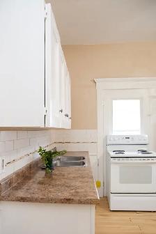 Bright, Spacious, Welcoming 4 Bedroom Home - Photo 6