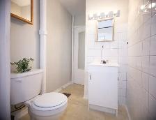 Bright, Spacious, Welcoming 4 Bedroom Home - Photo 14