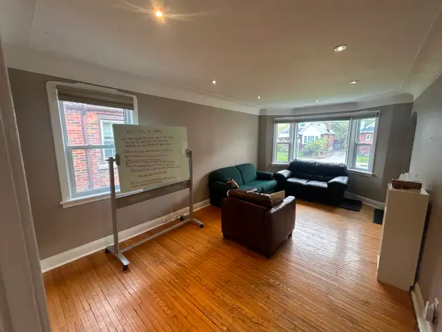 McMaster Female Student House Room for Rent (Short Term)