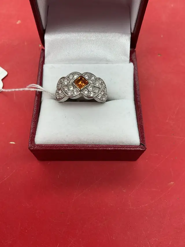 bague en stainless avec pierre blanche et orange
