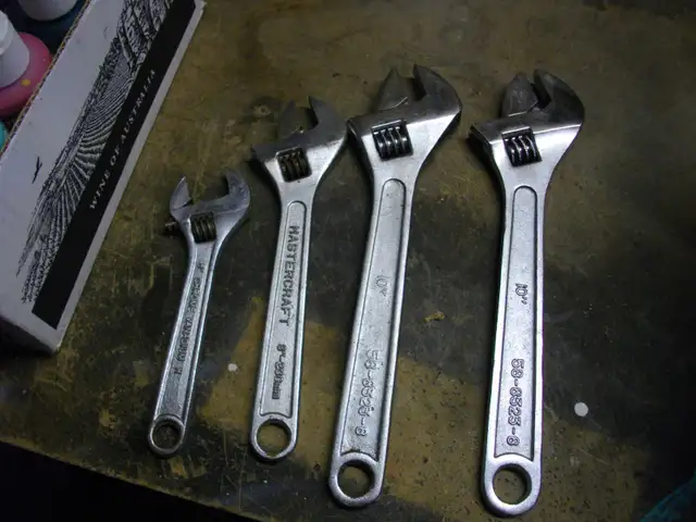 4 AJUSTABLE WRENCHES