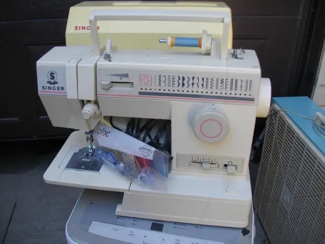 SINGER SEWING MACHINE