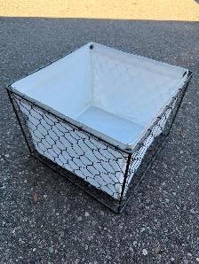 Wire basket with removable lining