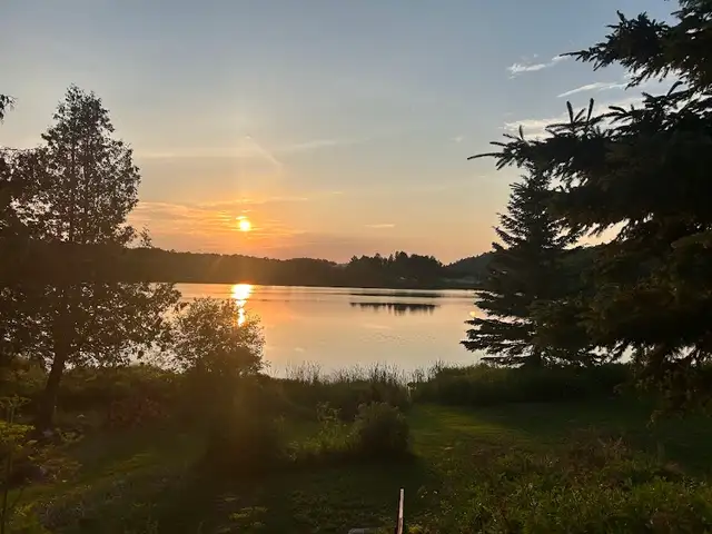 Lakefront 3 bedroom detached w/ self contained basement apt