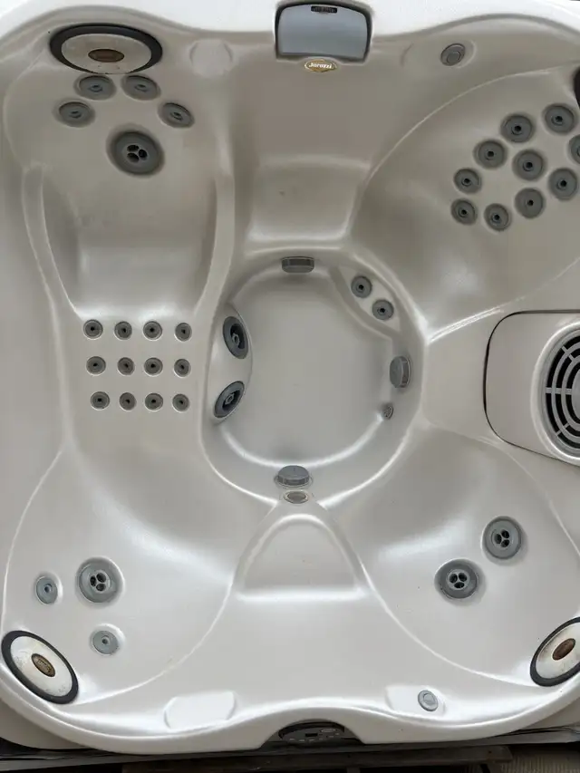 2011 Jacuzzi J335 5-6 Adult Hot Tub with Full Body Lounger