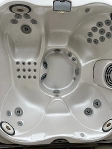 2011 Jacuzzi J335 5-6 Adult Hot Tub with Full Body Lounger