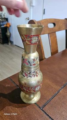 Vase en laiton/brass gravé et émaillée
