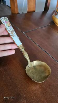 Louche/cuillère ancienne en laiton/brass et porcelaine