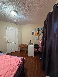 Private room available for a girl on upper floor. - Photo 2
