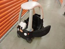Petite voiture Little Tikes pour enfant.