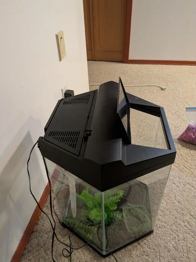 16-gallon Hexagonal Aquarium & Accessories
