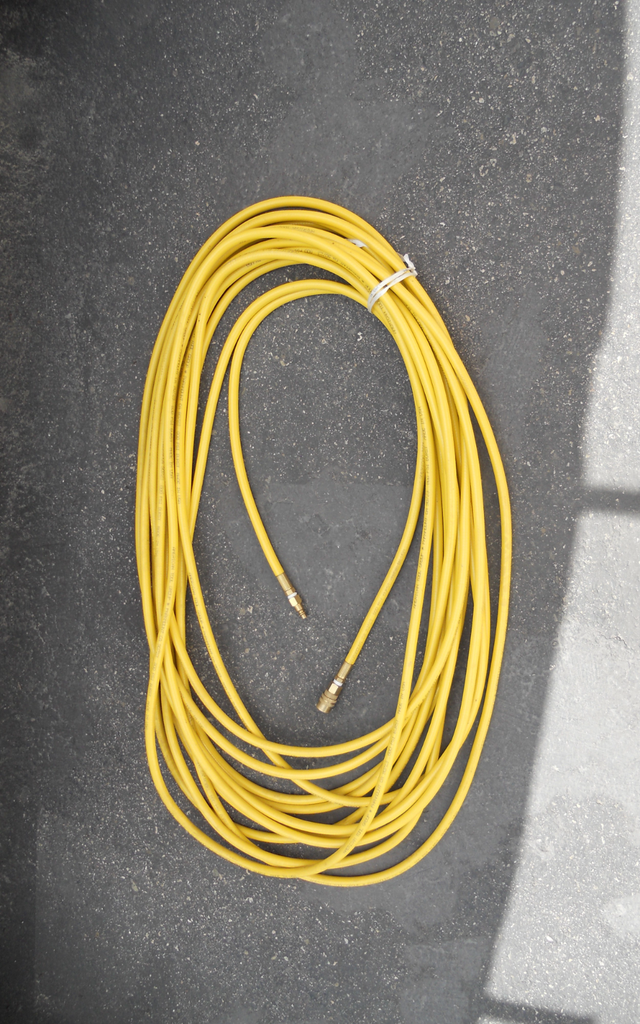 100 FOOT 800 PSI YELLOW AIR HOSE (AS NEW)