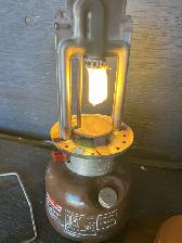 VINTAGE COLEMAN LANTERN & METAL CARRYING CASE - Photo 2