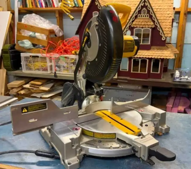 Dewalt 10' single  compound miter saw