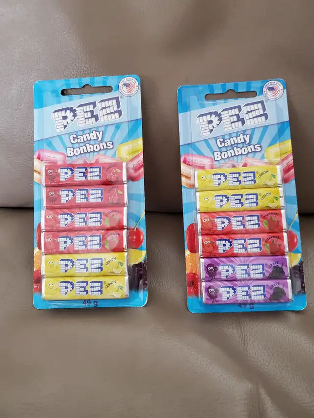 2 DISTRIBUTEURS BONBONS PEZ 2BOITES BONBONS SCELLÉS: $10.00 TOUT