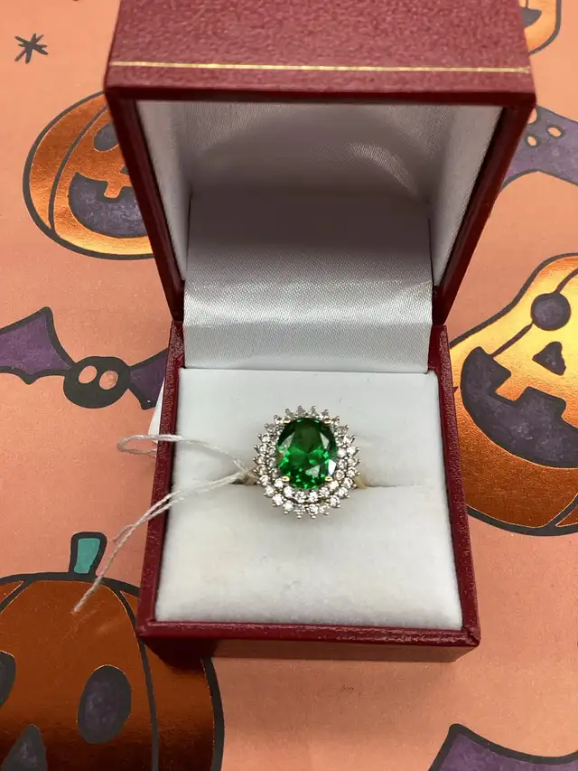 bague en or avec pierre verte