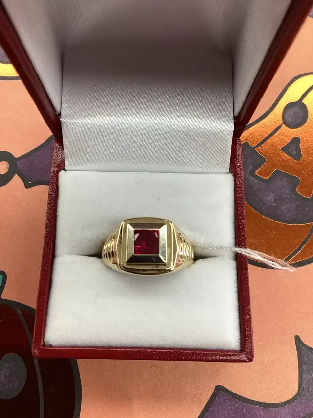 bague en or avec pierre rouge