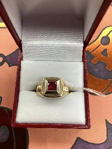 bague en or avec pierre rouge