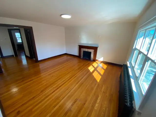 Large 1 Bedroom in Jane Subway Line (Utilities INCLUDED)