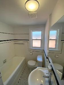 Large 1 Bedroom in Jane Subway Line (Utilities INCLUDED) - Photo 7