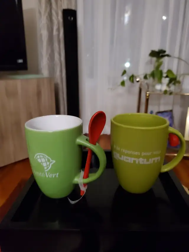 2TASSES NEUVES PORCELAINE VERTE UNE À CUILLÈRE ROUGE: $10.00LES2