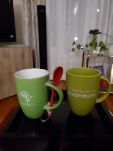 2TASSES NEUVES PORCELAINE VERTE UNE À CUILLÈRE ROUGE: $10.00LES2