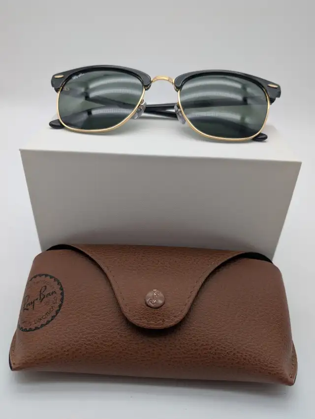(B5519) Ray-Ban RB3016 Clubmaster W0365 Black Gold G-15 Sungl...