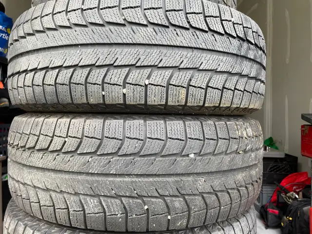 deux pneus hiver 255/65R18 Michelin Xice à 9/32e