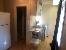 one bedroom with kitchen and bath in house - Photo 2