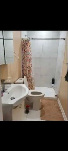 Room in Scarborough for Working Male. - Photo 4