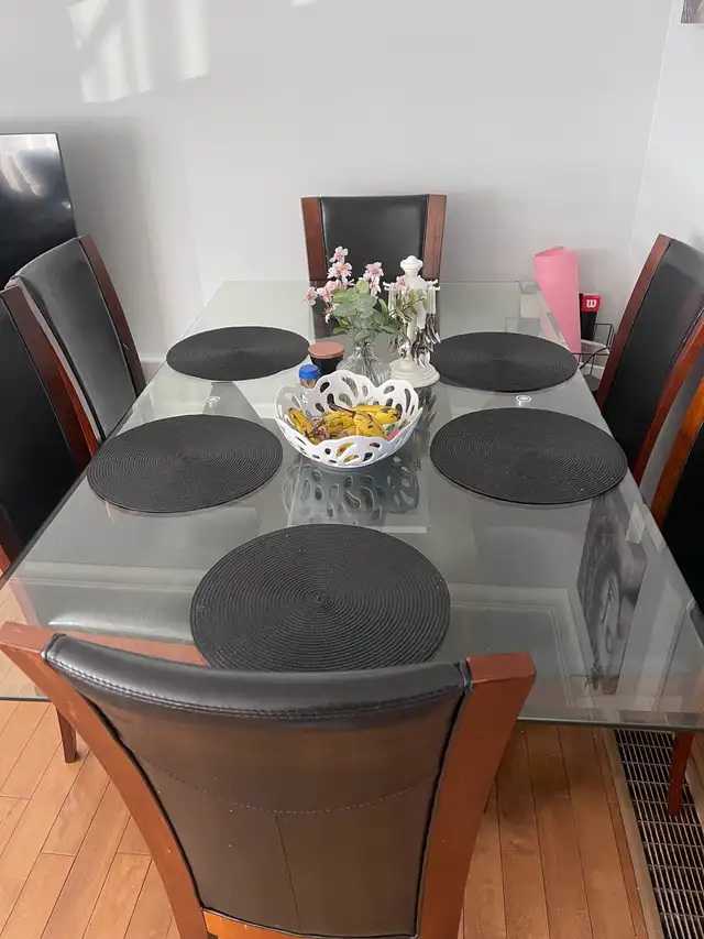 Dining table for sale!