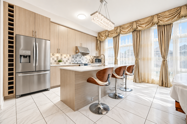 Large 3 Bed 4 Baths Townhouse Near 400 and Major Mackenzie