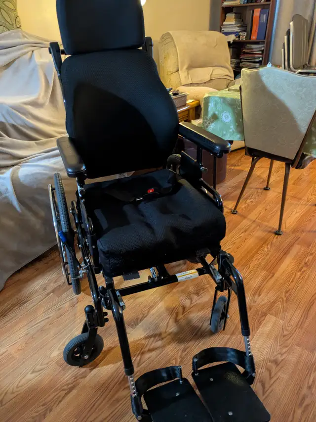 Wheel chair with seat belt
