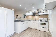 Hamilton 1 Bedroom Upper Unit |  Balcony   In Unit Laundr - Photo 3