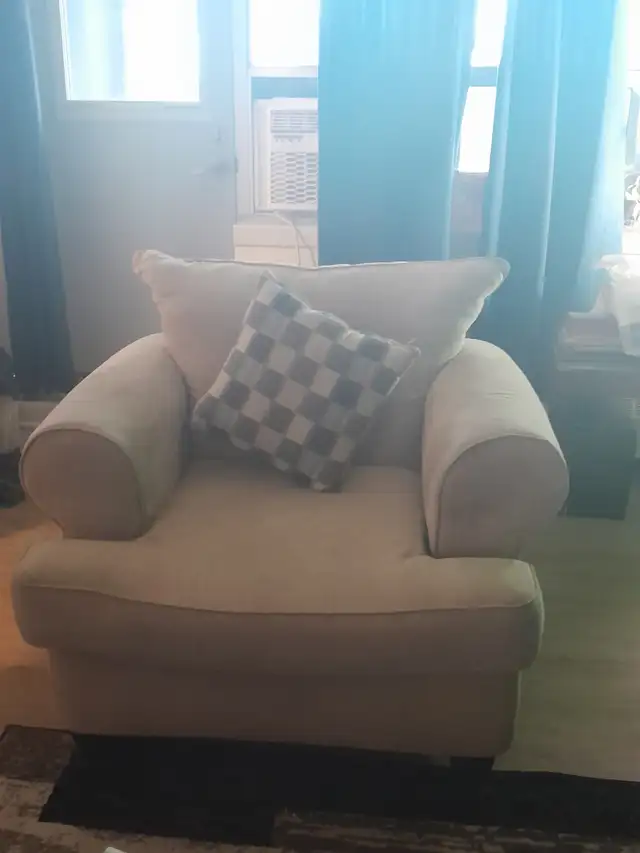 Three-piece beige comfortable sofa set asking $200 or best offer